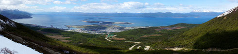 Ushuaia im Panorama, vom oberen Ende der Skipiste aus gesehen.