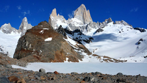 Laguna de los Tres. Die meiste Zeit des Jahres ist dieser See von Eis bedeckt. Von hier oben hat man einen ungehinderten Blick auf das ganze Fitz Roy Massiv.