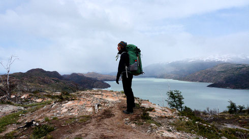 auf dem Weg zum Refugio Grey, rechts der Lago Grey