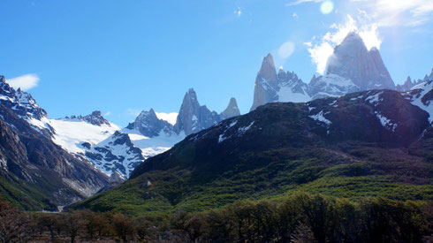 Der Gipfel des Fitz Roy ist mehr als 2600 m höher als der Zeltplatz. Die Entfernung zum Gipfel beträgt ca. 7 Kilometer. Man kann sich vorstellen welche Präsenz dieser Granitklotz in der Landschaft hat. 