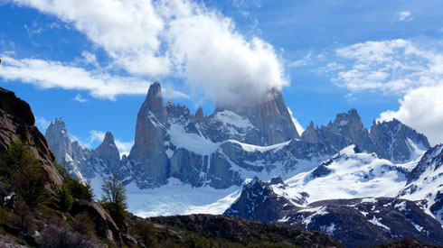 Da ist er, der Fitz Roy. Der obligatorische Wolkenfetzen ist eigentlich immer zu sehen. Man denkt immer, gleich ist die Wolke weg, aber hinter der Spitze wartet schon eine endlose Reihe von Wolken darauf die Sicht zu verdecken.