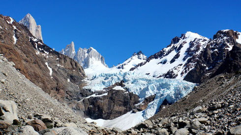 Glaciar Piedras Blancas. Ein sogenannter Hängegletscher der sich vom Fitz Roy ins Tal schiebt.