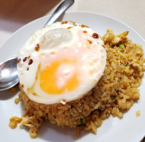 屋台：宗_むね、料理：カレー焼き飯(玉子のせ)