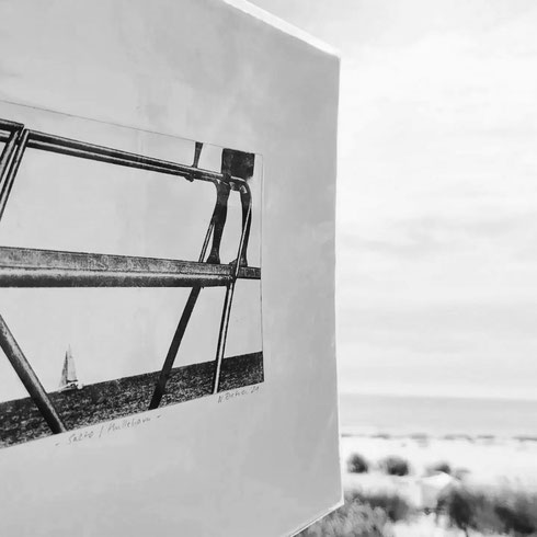 Kunst mit Sommerstimmung. Junger Mann auf Sprungbrett, das aufs offene Meer hinausragt. Am Horizont ein Segelboot.