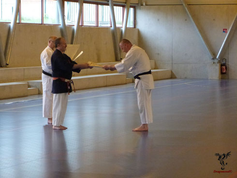 Remise du diplôme officiel de la ceinture noire de nihon jujitsu à Hugues devant l'ensemble des participants du stage..