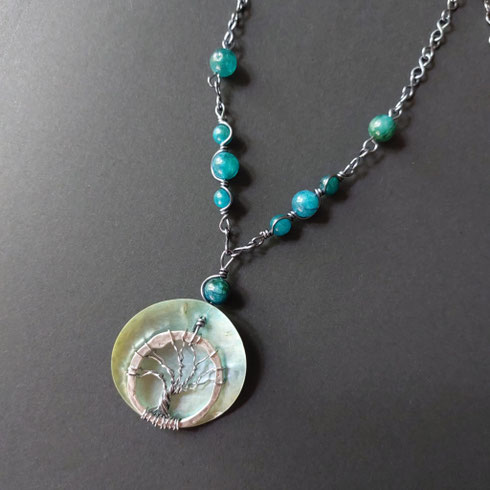 Collier arbre de vie sur nacre bleuté apatites fait main l' Arche de Jessica