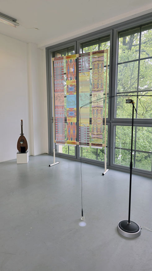Ausstellungsansicht 2. OG mit Arbeiten von Celia Brown (Mitte) und Konrad Wallmeier (Links u. Rechts)