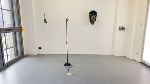 Ausstellungsansicht 2. OG mit Arbeiten von Konrad Wallmeier (Links) und Stephan Hasslinger (Rechts)
