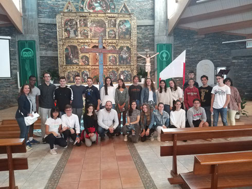 Jóvenes de Cristo Redentor con la Cruz de la Lampedusa