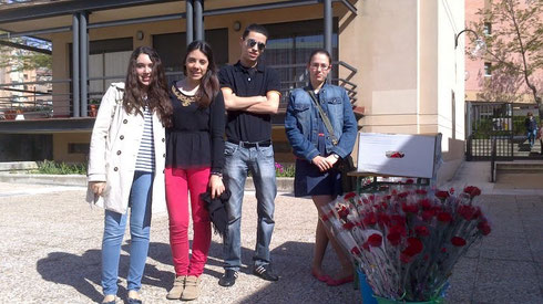 Jóvenes vendiendo claveles el Día de la Madre