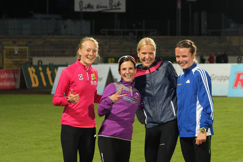 Anita Baierl, Jannika John, Sabrina Mockenhaupt und ich glücklich nach dem Rennen beim Auslaufen! :)