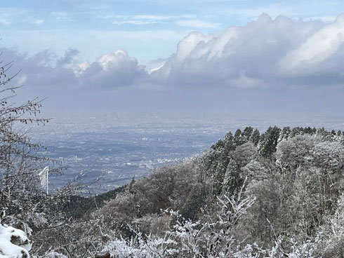 山頂広場から大阪方面を望む