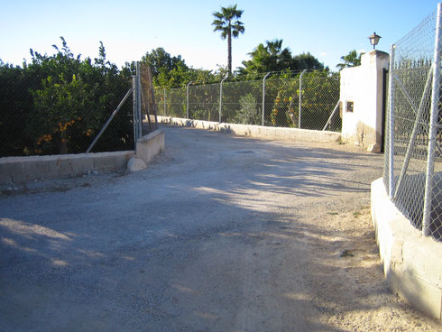 Links geht es zur Straße, rechts das Tor des Nachbarn, mittig die Einfahrt zum Refugio