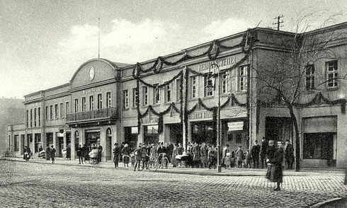 1949: Das Ladengebäude ist für die 725 Jahr-Feier der Stadt Siegen geschmückt.