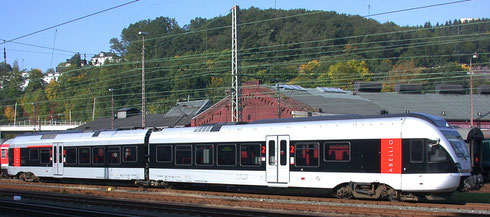 Zweiteiliger FLIRT des Herstellers Stadler-Pankow in Diensten von Abellio im Bahnhof Siegen 2008 (Aufnahme: Dr. Richard Vogel, Berlin)