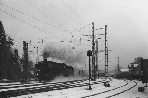 Weihnachten 1969 dampft 44 1596 vom Bw Betzdorf mit Personenzug Richtung Köln, rechts stehen Güterwagen für das Ausbesserungswerk Siegen