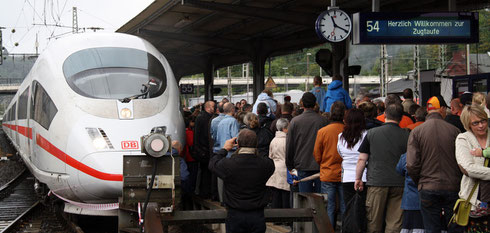 Zugtaufe am 18.09.2011 im Bahnhof Siegen: der ICE 403 027 (TFZ 327) trägt jetzt den Namen "Siegen" (Aufnahme: Irmine Skelnik, Siegen)