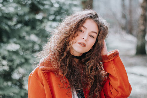 Natürliche Locken mit Karamell Braunem Haar