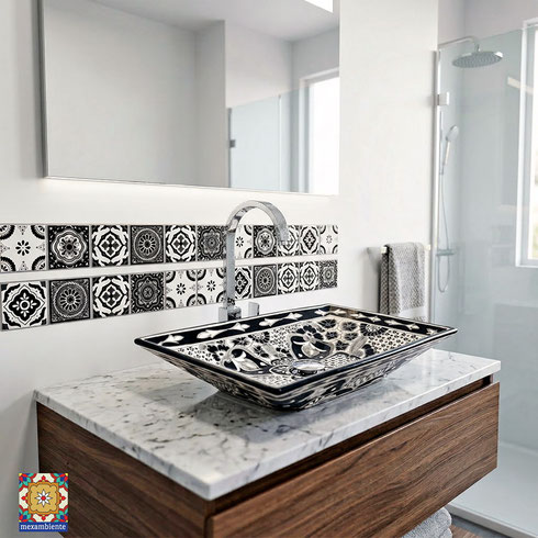 Badezimmer mit mexikanischen Fliesen und einem schwarz-weißen Waschbecken aus handbemalter Talavera-Keramik – elegant und einzigartig.