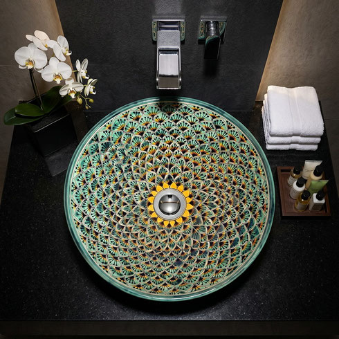 Großes mexikanisches Designer Waschbecken Pavo Verde mit kunstvollem Pfauenmotiv in Grün, handbemalte Talavera Keramik für ein luxuriöses Badezimmer.