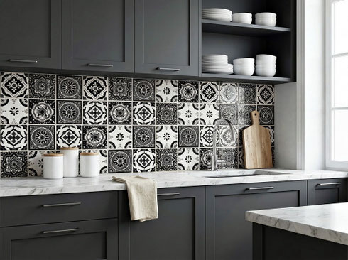 Europäische Küche mit Talavera-Fliesen aus Mexiko in Schwarz-Weiß-Dekoren – elegant und einzigartig.