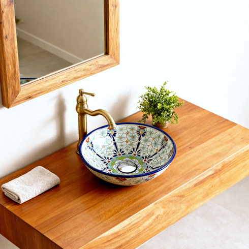 Kleines rundes mexikanisches Talavera-Waschbecken "Pasion", handbemalt mit zartem Muster, auf einer glänzenden Holzhängeplatte mit bronzefarbener (Messing) Armatur. Ideal für das Gäste-WC.