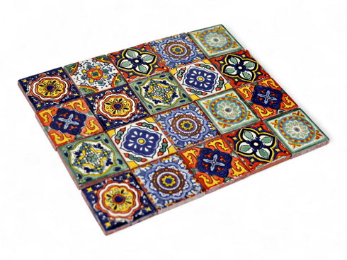 Bunte mexikanische Fliesen im Format 5x5 cm, kleine Mosaikfliesen.