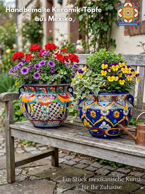 Holzbank mit zwei handbemalten mexikanischen Pflanztöpfen aus Talavera-Keramik, Unikate mit bunten Designs