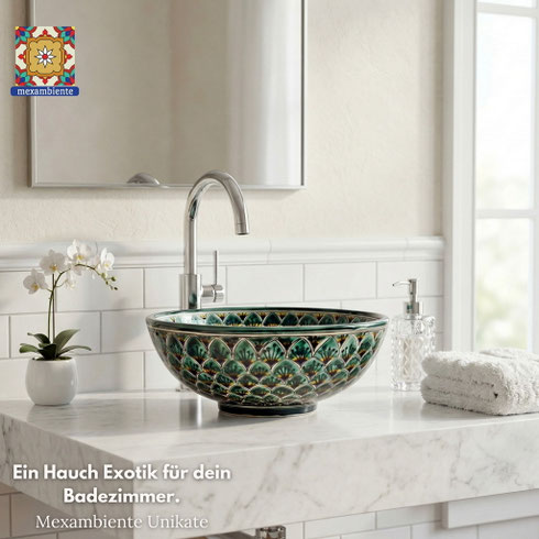 Handbemaltes Talavera Aufsatzwaschbecken MEX3 Pavo Verde auf Marmorplatte in hellem Badezimmer, exotisches Design