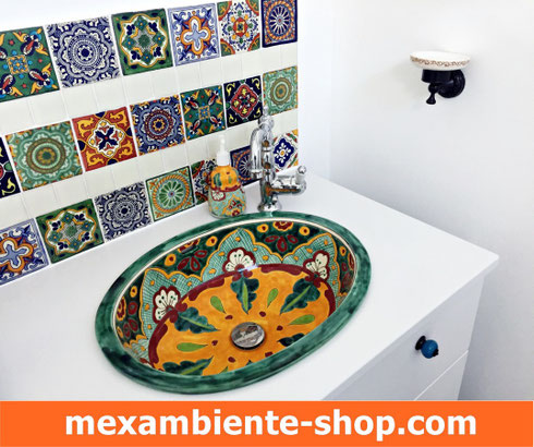 Badezimmer mit mexikanischen Fliesen an der Wand und einem Mexiko-Waschbecken von Mexambiente in Grün.