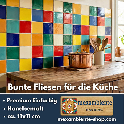 länzende, handbemalte Unifliesen in kräftigen Farben als Fliesenspiegel, ca. 11×11 cm, warme Tageslichtstimmung, europäische Küche mit Holzarbeitsplatte.