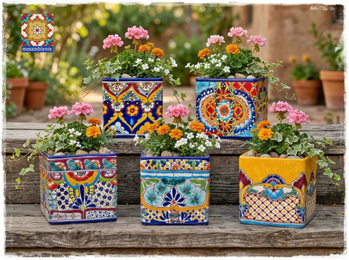 Garten mit quadratischen mexikanischen Keramiktöpfen, die bunt und handbemalt sind.