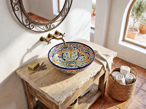 Buntes Talavera Waschbecken MEX3 Caribe von Mexambiente in stilvollem Landhaus Badezimmer mit Naturmaterialien