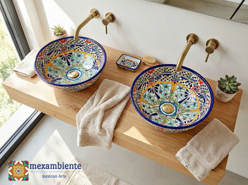 Zwei mexikanische Aufsatzwaschbecken MEX3 Caribe nebeneinander im modernen Bad – handbemalte Talavera Keramik von Mexambiente, Versand aus Deutschland