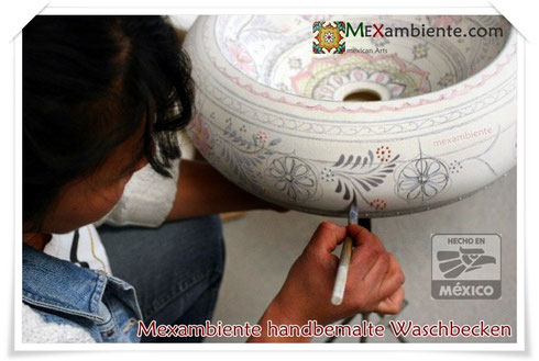 Ausgebildete Kunsthandwerker tragen in mehreren Arbeitsschritten die typischen warmen Farben aus rein natürlichen mineralischen Pigmenten auf. Dabei wird jedes Mexambiente-Waschbecken sorgfältig von Hand bemalt.