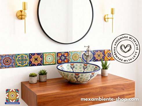 Modernes Badezimmer mit Holzwaschtisch und Bordüre mit Mexiko Talavera Fliesen und Waschbecken bemalt von Mexambiente