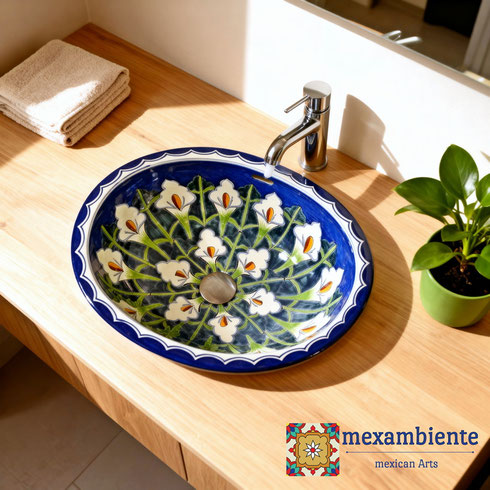 Badezimmer Holzwaschtisch mit mexikanischem Waschbecken mit Calla Blumen Dekor