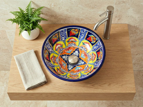 Gästetoilette mit Mexiko Waschbecken mit buntem Design Fantasia