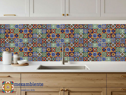 Bunte mexikanische Mosaikfliesen 5x5 cm im Talavera-Stil als farbenfroher Fliesenspiegel in moderner Küche
