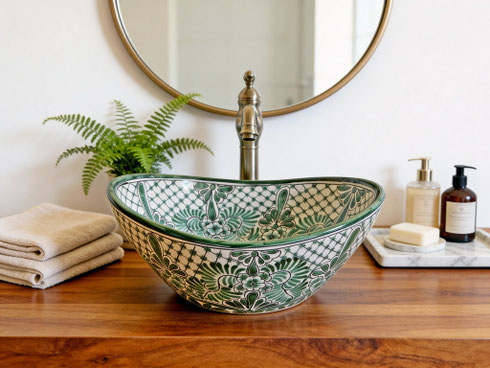 Handbemaltes mexikanisches Aufsatzwaschbecken Imperial Oval aus Talavera-Keramik in Grün auf Holzplatte