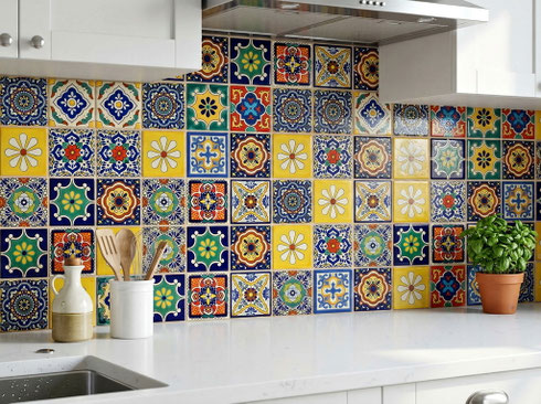 Premium mexikanische Fliesen ca. 11x11 cm im bunten Talavera Patchwork als Fliesenspiegel in moderner Küche – handbemalt, hochwertig und farbintensiv, Versand aus Deutschland