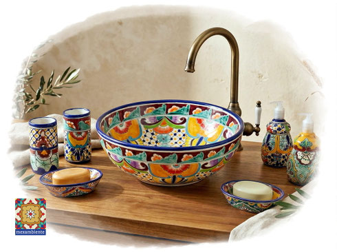 Mexikanisches Badezimmer – Keramik-Waschbecken und bunte Bad-Accessoires aus Talavera-Kunst