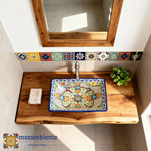 Aufsicht des rechteckigen mexikanischen Talavera-Waschbeckens Aventura, das das lebendige Blumenmuster und die bunte Talavera-Fliesenbordüre auf der Naturholzplatte hervorhebt.