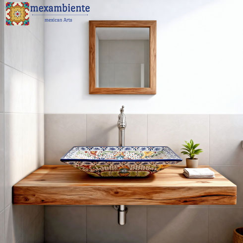 Besonderes Gästebad: Rechteckiges Talavera-Aufsatzwaschbecken Aventura, handbemalt mit Blumenmuster und blauem Rand, montiert auf einer rustikalen Massivholzplatte in einem modernen Bad.