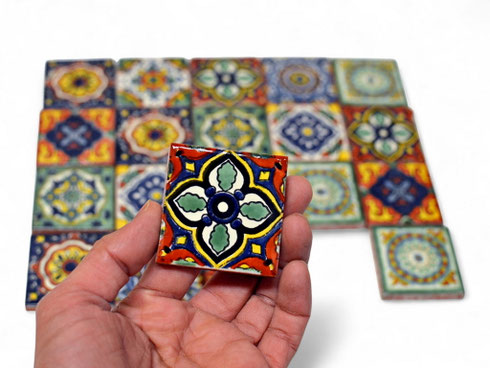 Bunte mexikanische Fliesen im Format 5x5 cm, kleine Mosaikfliesen.