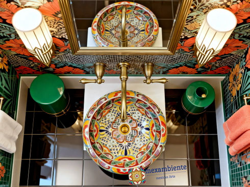 Eklektisches Badezimmer mit dem handbemalten Waschbecken FRIEDA von Mexambiente – ein einzigartiges Zusammenspiel aus kräftigen Farben, floralen Mustern und goldenen Akzenten. Mexikanische Handwerkskunst trifft auf modernen Boho-Glamour