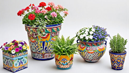 Bunte mexikanische Keramik Töpfe und Wohndekoration Talavera Stil von mexambiente