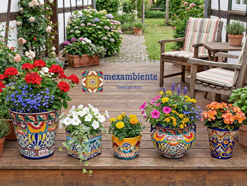 Bunte mexikanische Keramik Töpfe und Wohndekoration Talavera Stil von mexambiente