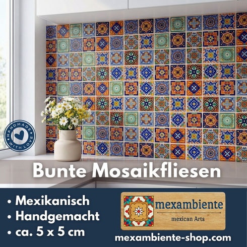 Bunte mexikanische Mosaikfliesen 5x5 cm als farbenfroher Patchwork-Fliesenspiegel in einer hellen Küche, handgemacht | Mexambiente