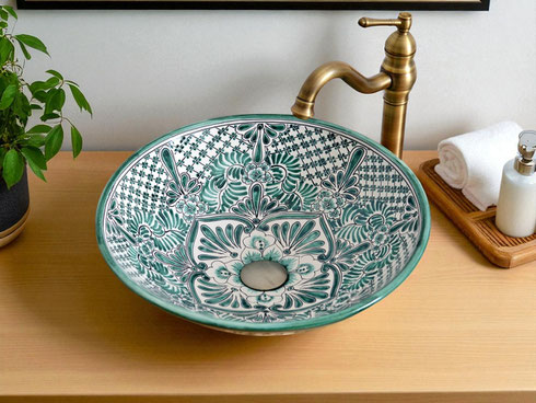 Rundes Waschbecken mit traditionellem Talavera-Muster in Grün-Weiß, platziert auf einem modernen Waschtisch